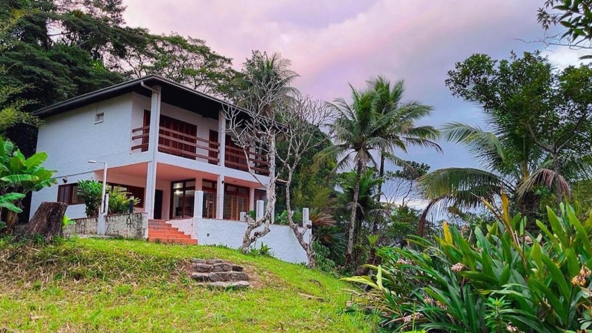 Historic Mountain House With Views Of Marina And Sea